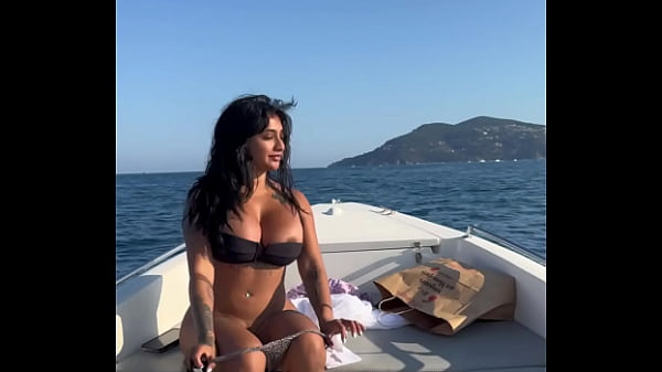 Yasmina Khan me empotró en barco hasta el centro del mar